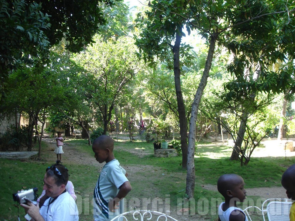 Jardin arboré crèche NDN 